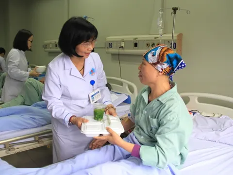 Bệnh viện Hữu Nghị: Bệnh nhân được bác sĩ tắm gội, cắt móng, massage... miễn phí