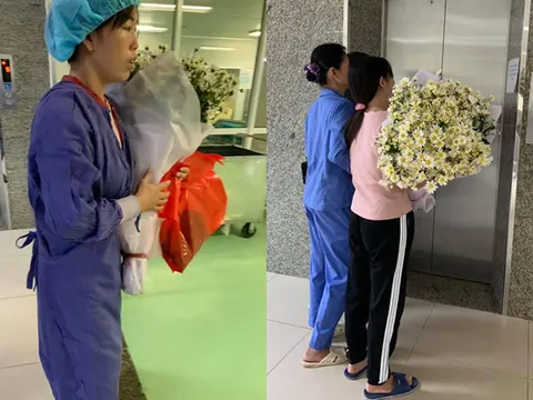 Xúc động hình ảnh mẹ ôm hoa cúc trắng đón thi thể con trai 19 tuổi sau khi hiến tạng