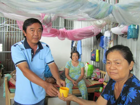 Cảm phục người đàn ông xây nhà cho bệnh nhân suy thận, xây nghĩa trang từ thiện