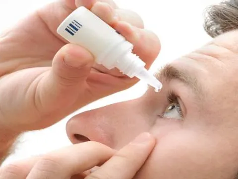 Cẩn trọng với tác dụng phụ thuốc nhỏ mắt chứa corticoid