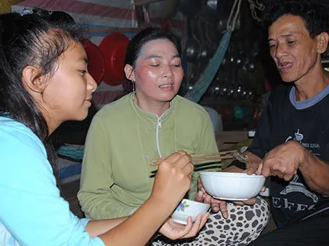 Chuyện về người đàn ông 'rỗi hơi rảnh việc' suốt 17 năm đi xin gạo cho người nghèo