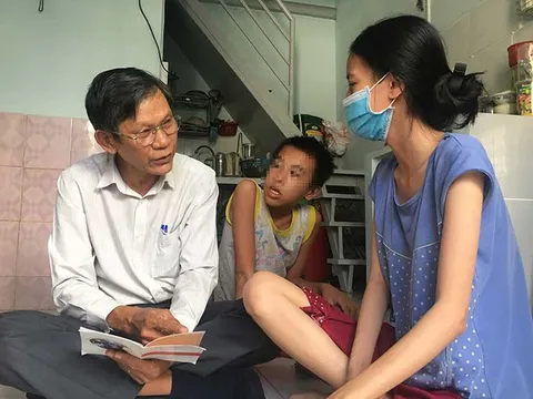 Chẳng sợ nguy cơ nhiễm bệnh, bác sĩ già vẫn tận tụy với bệnh nhân lao suốt 30 năm qua