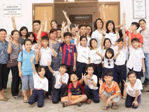 Bác sĩ người Pháp gốc Việt cưu mang hơn 200 đứa trẻ sau cuộc gặp gỡ `định mệnh` với cô bé hàng rong