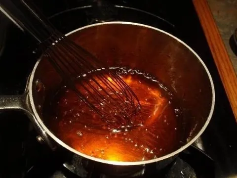 Thắng đường tạo màu khi kho thịt, cá: Thói quen nấu nướng làm hại sức khỏe cả gia đình