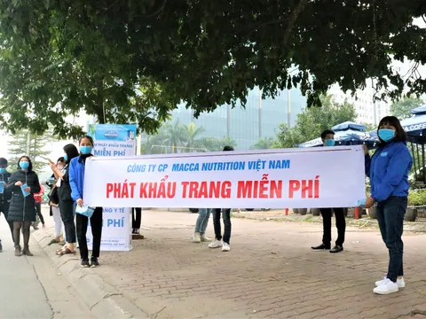 Một doanh nghiệp phát 10.000 khẩu trang miễn phí cho người dân