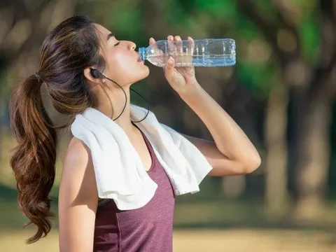Chuyên gia hướng dẫn mẹo uống nước đúng cách để tăng sức đề kháng, phòng ngừa virus corona