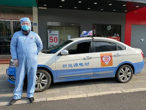 Tài xế Vũ Hán kể chuyện không được trở về làng, ăn mỳ gói mỗi ngày chở người dân miễn phí