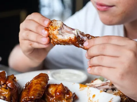 Người đàn ông nhập viện nguy kịch chỉ vì một hành động vô ý khi ăn thịt gà