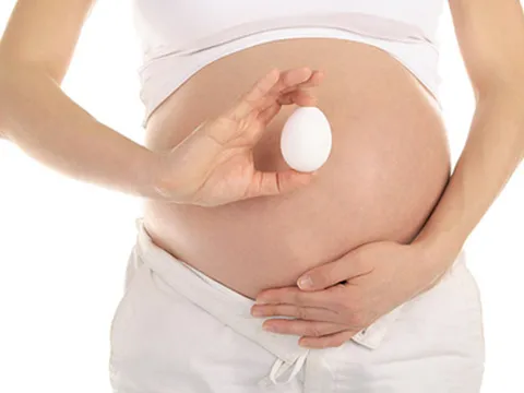 Thực hư bà bầu ăn trứng gà càng nhiều sinh con ra càng da trắng hồng hào