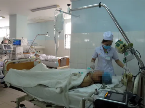Gia đình 3 người nhập viện nguy kịch sau khi ăn ốc bùn bóng