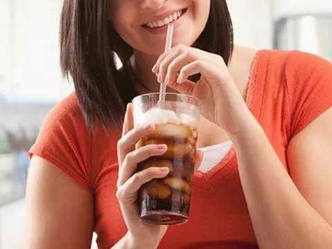 Bà bầu uống nước ngọt có ga cẩn thận mất ngủ, loãng xương, biến chứng thai kỳ