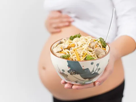 Lý do bà bầu thèm đến mấy cũng không nên ăn mì tôm