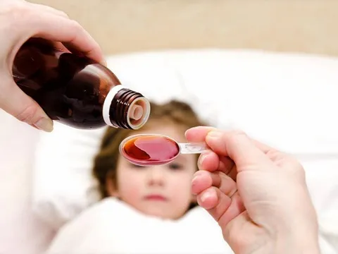 Con bị viêm phổi, cha mẹ dùng kháng sinh điều trị cần lưu ý những điều sau