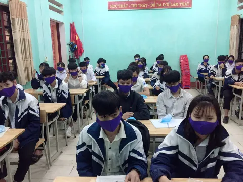 Ấm lòng cô giáo vùng cao tự tay may 700 khẩu trang phát miễn phí cho học sinh phòng dịch COVID-19