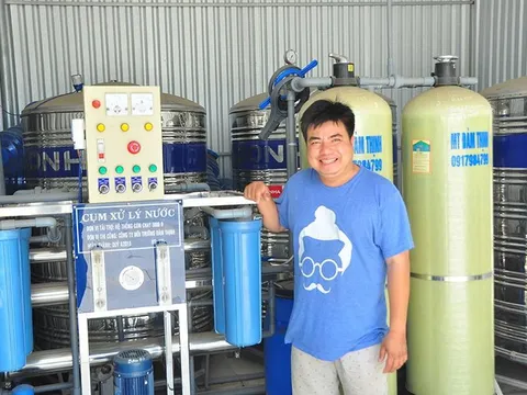 Cảm phục người đàn ông chi 160 triệu mua máy lọc nước mặn thành ngọt cho người dân dùng miễn phí