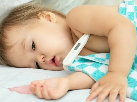 Tiết trời đang ẩm ương, phụ huynh nhớ chú ý 10 triệu chứng cảnh báo bệnh thường gặp ở trẻ