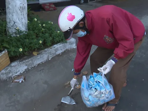Triết lý của cụ ông hàng ngày chạy xe đi nhặt khẩu trang vứt bừa bãi