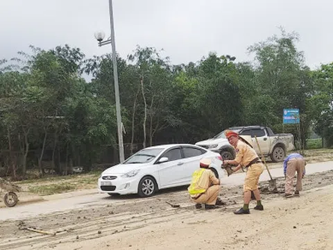 Thanh Hóa: Cảnh sát giao thông thành phố dọn sạch bùn đất do xe tải làm rơi vãi