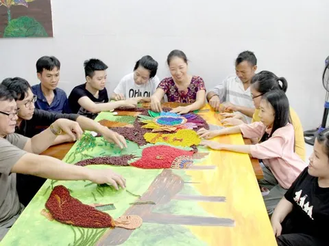 Cô giáo mê vẽ và dòng tranh độc đáo dành tặng cho người khuyết tật