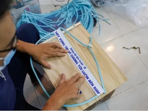 Nữ tiểu thương tự làm hơn 1.000 mặt nạ tặng bác sĩ chống COVID-19 được báo quốc tế vinh danh
