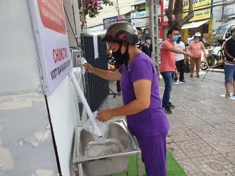 Sài Gòn giữa dịch COVID-19: Máy phát gạo miễn phí cho người nghèo tại thời điểm cách ly toàn xã hội