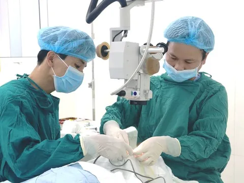 Bác sĩ chật vật lấy kim khâu trong mí mắt bệnh nhân do spa 'bỏ quên' suốt 2 năm