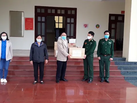 Trao tặng vật phẩm phòng chống dịch bệnh Covid-19 cho bộ đội biên phòng tỉnh Lai Châu