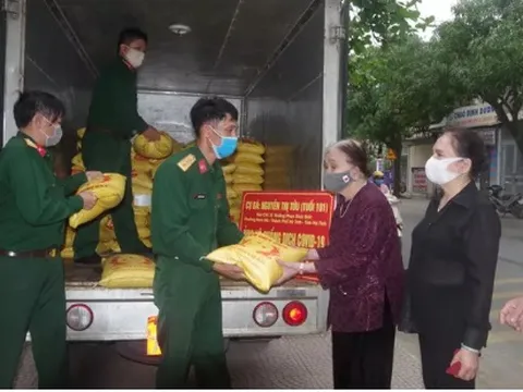Cảm động nghĩa tình các cụ bà ủng hộ chống dịch: Người cân gạo mớ rau, người tháo hoa tai