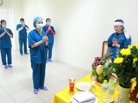Không kịp gặp mặt bố lần cuối, nữ điều dưỡng gạt nước mắt lập bàn thờ chịu tang bố trong khu cách ly