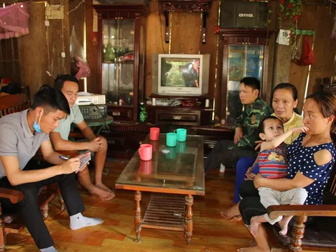 Xót xa cảnh cha mẹ nghèo 14 năm nuôi con tật nguyền