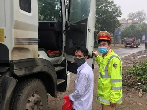 Không bắt được xe về thăm bố ốm, nam thanh niên được lực lượng chốt kiểm dịch giúp đỡ