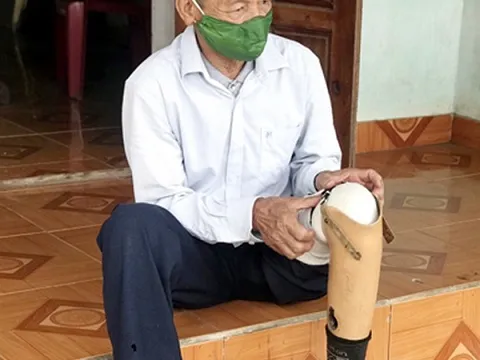 Cảm động người cựu binh mang chân giả lội bùn bắt cá cho lực lượng chống dịch COVID-19