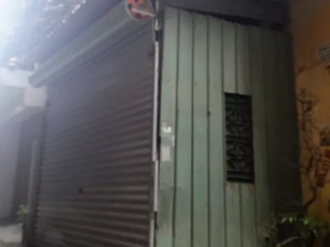 Hà Nội: Chuyện ông già hơn 20 năm 'không thở được' vì nhà bị bịt mất cửa