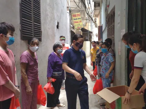 Khách sạn Văn Miếu (Hà Nội) tặng hàng trăm suất quà, chung tay giúp người nghèo vượt qua đại dịch