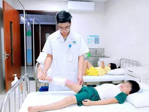 Bé trai 7 tuổi hoại tử vùng đùi và cẳng chân vì sai lầm tự chữa bỏng tại nhà của cha mẹ 
