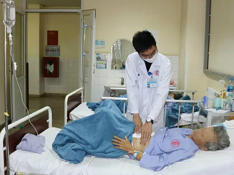 Cụ ông 73 tuổi nguy kịch vì đau bụng cả tuần không đi khám