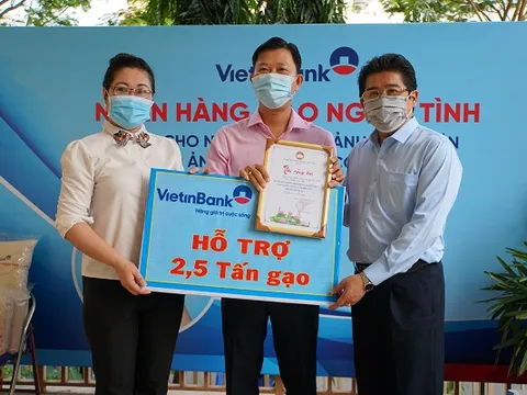 “Ngân hàng gạo nghĩa tình” của VietinBank đến với người nghèo TP. HCM