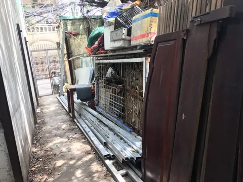 Hà Nội: Một gia đình kêu cứu vì bị hàng xóm chất rác ngập lối đi