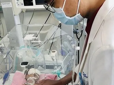 Chứng tắc ruột sơ sinh nguy hiểm thế nào khiến bé sinh non chỉ nặng 1,2kg phải mổ khẩn?