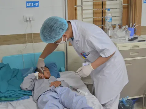 Va quẹt với xe chở tôn, bé trai 8 tuổi bị cứa cổ mất nhiều máu