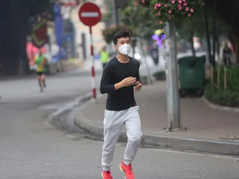 Thường xuyên đeo khẩu trang khi tập thể dục, người đàn ông bị thủng phổi lúc nào không hay