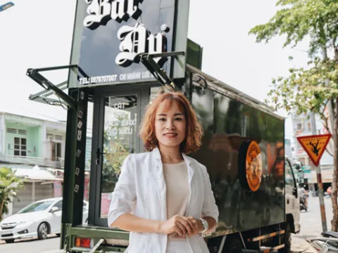 Sài Gòn: Xe cắt tóc lưu động tiền tỷ phục vụ khách chỉ `đổi` lấy nụ cười