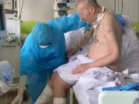 Video phi công người Anh ngồi dậy, tập vận động chân ai nhìn cũng thốt lên: Tự hào bác sĩ Việt Nam!