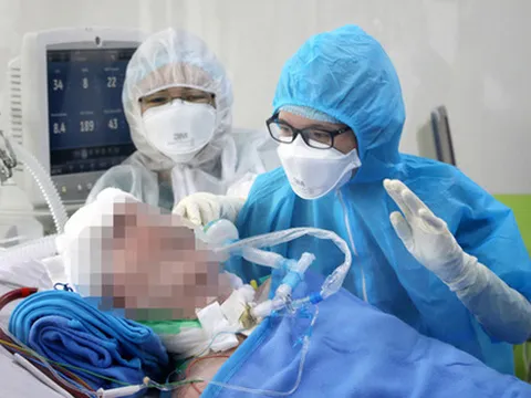 Sau 89 ngày điều trị, nam phi công người Anh đã có thể giao tiếp tốt bằng lời nói và tự thở 3 ngày