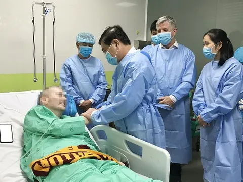 Phi công người Anh rạng rỡ bắt tay Chủ tịch UBND TP.HCM, lá phổi đã hồi phục tới 90%