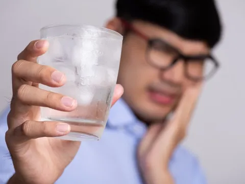 Người đàn ông bất tỉnh khi uống nước đá giữa trời nóng, cảnh báo thói quen nguy hiểm chết người