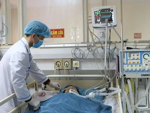 Thanh niên 20 tuổi nguy kịch vì đi bộ dưới trời nắng nóng, dấu hiệu nào để biết cơ thể bị sốc nhiệt