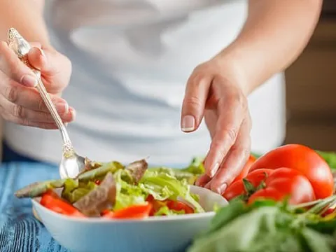 9 mẹo thần thánh trong bữa ăn giúp chị em ăn gì cũng nhanh no, cân nặng vẫn giảm vèo vèo