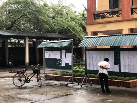 Xúc động hình ảnh người cha mặc mưa bão tới tận trường THPT để xem điểm cho con gái