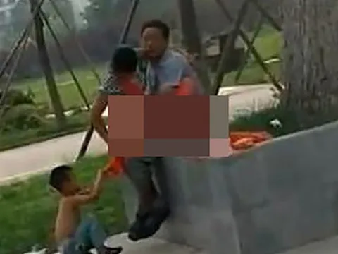 Sốc trước clip mẹ và người tình thản nhiên 'mây mưa' trước mặt con trai